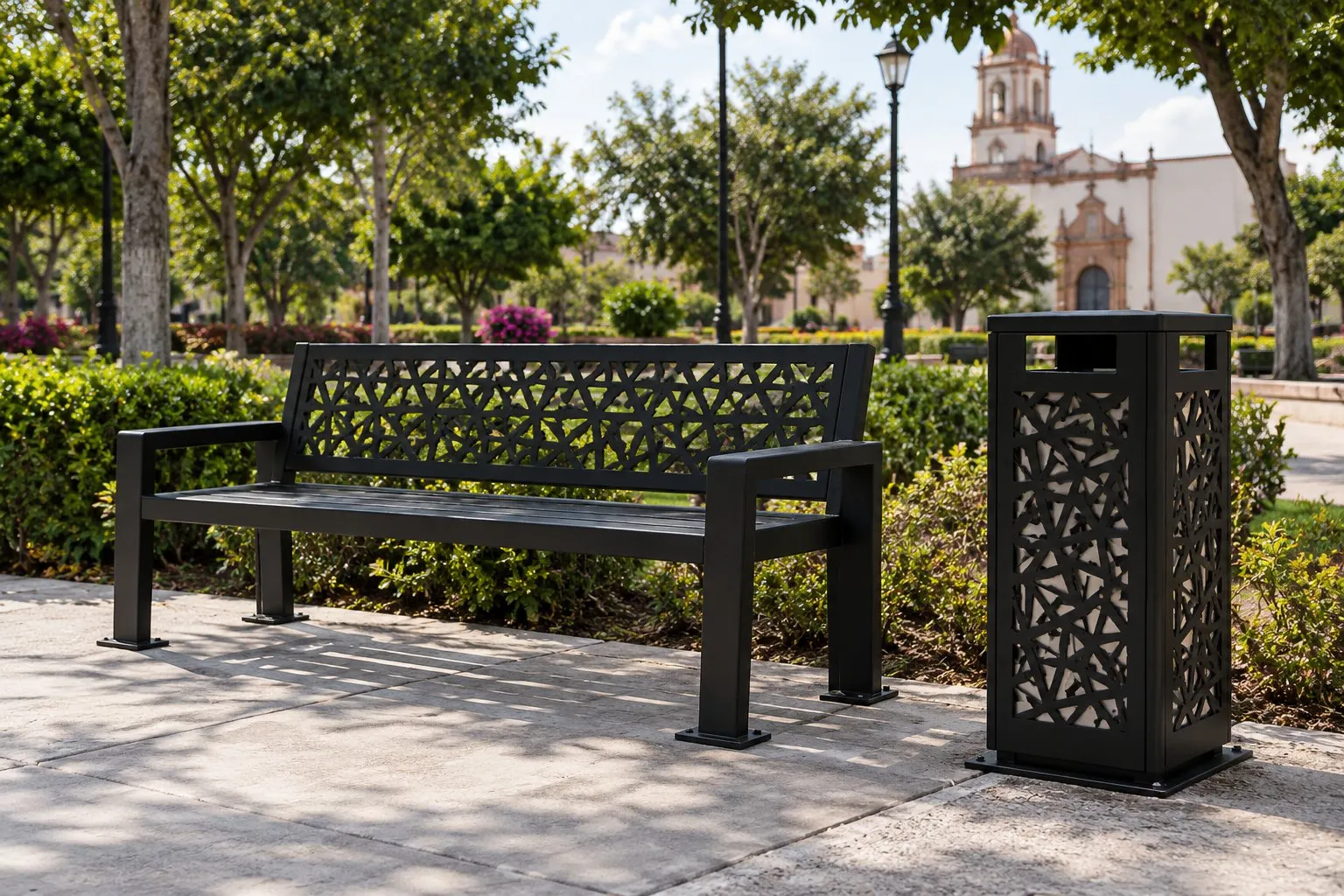 Mobiliario urbano metálico instalado en plaza pública