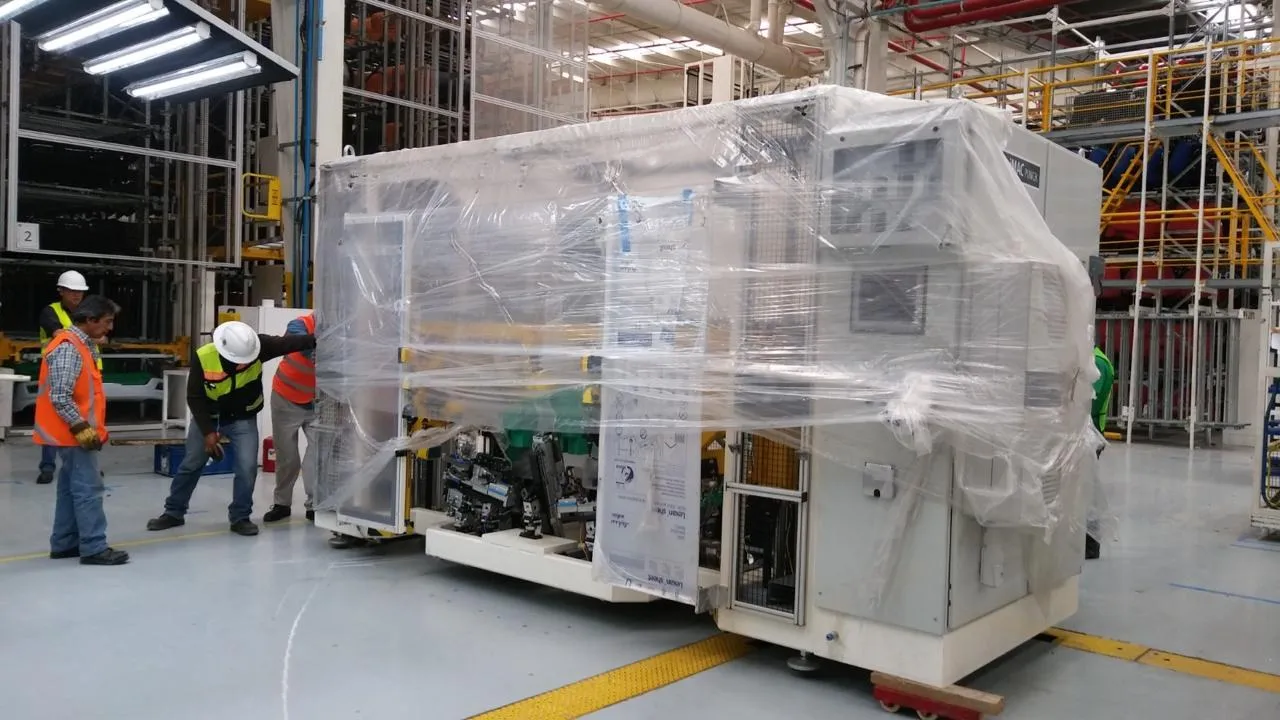 Equipo de producción embalado siendo trasladado dentro de una planta automotriz