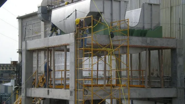 Ductería industrial de lámina montada sobre la estructura de una planta