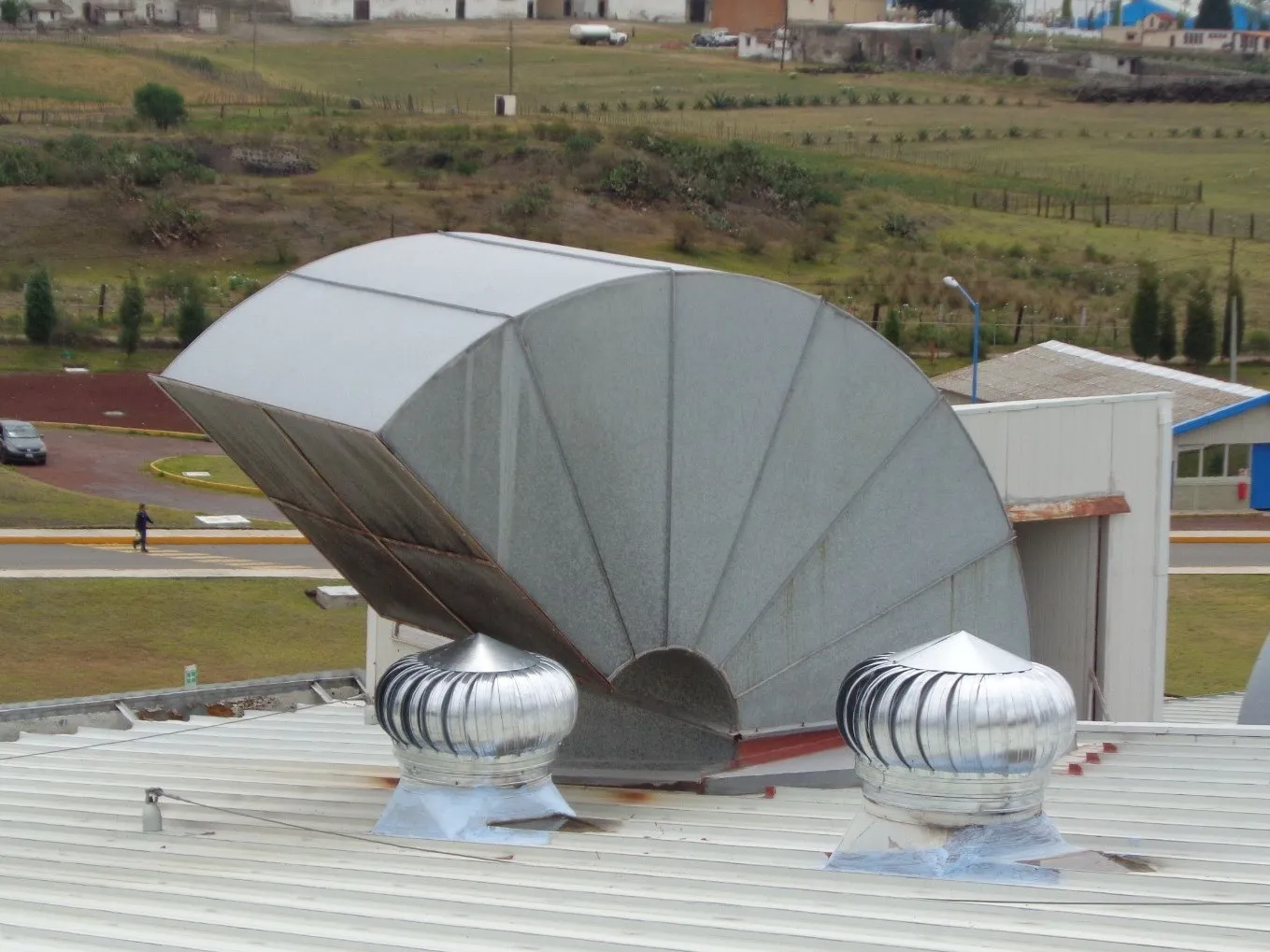 Ducto de descarga en lámina galvanizada y extractores eólicos ya instalados