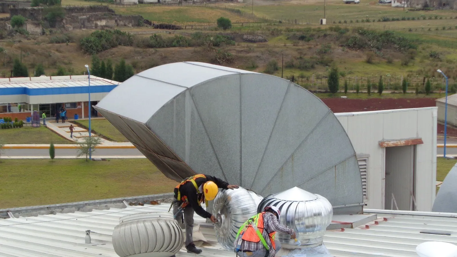 Instalación de extractores eólicos sobre la techumbre de una nave industrial